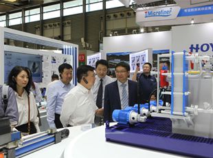 京城機(jī)電黨委書記、董事長(zhǎng)阮忠奎一行蒞臨華德液壓展位參觀調(diào)研